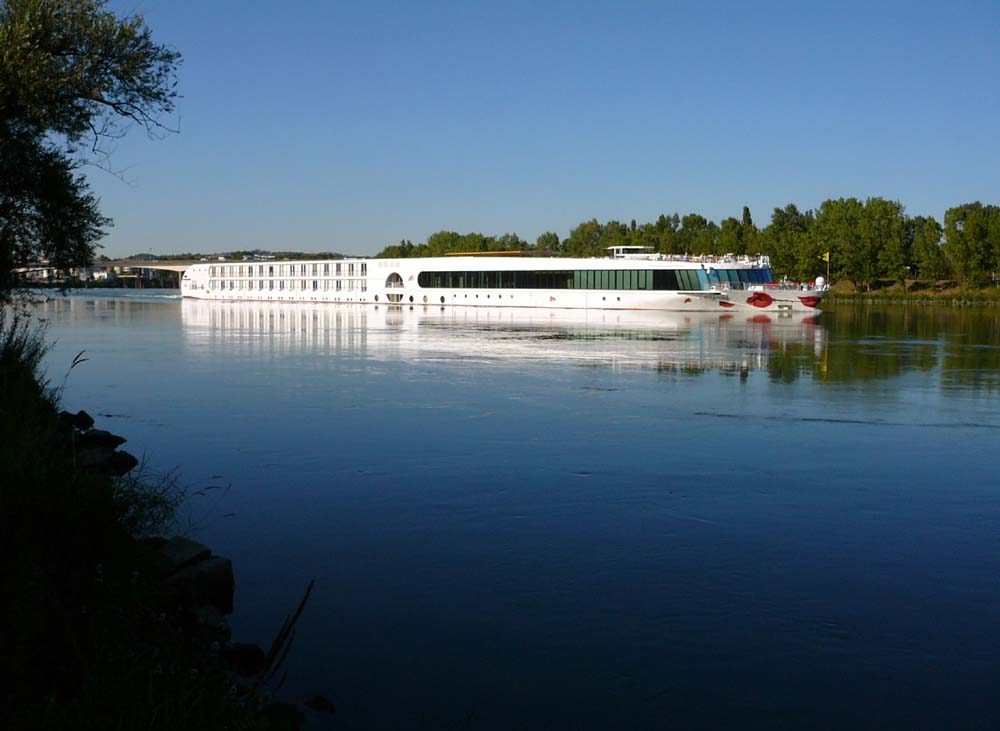 Bateau de croisire sur le Rhne en Dcize